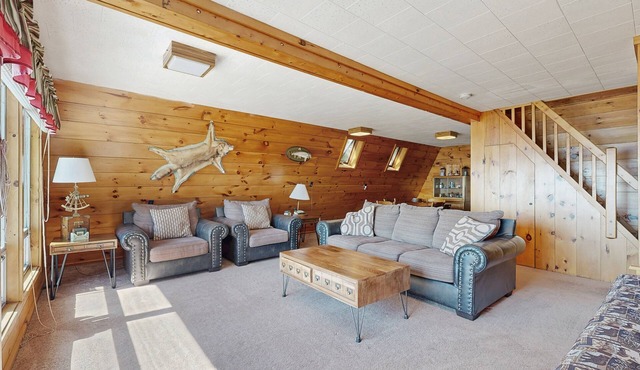 Comfy Lakefront Cabin with Gorgeous Views, Private Dock & Pebble Beach
