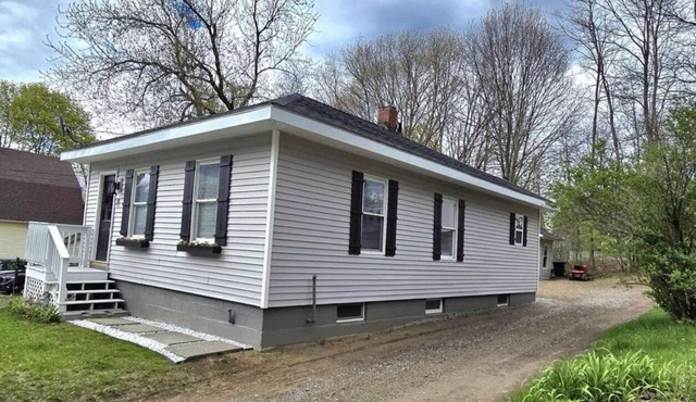 Convenient family and dog friendly Brewer/Bangor home.