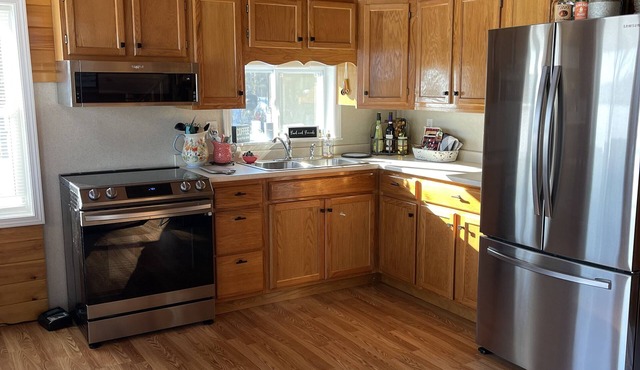 Cozy 2-bedroom chalet in welcoming Portage Lake with WiFi, AC