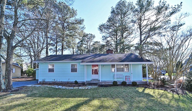 Cozy 3 bed/2bath Cottage House Minutes from the Beach! Wifi available, Beach Town, Trolley!