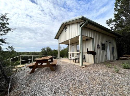 Cozy Cabin for Glamping Stay on Lake Godstone, Texas