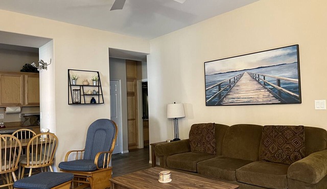 Cozy Condo - 20 Minutes from Mt Bachelor-Hot Tub & Seasonal Heated Pool