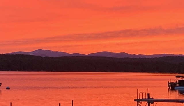 Cozy Cottage near Shawnee Peak on Highland Lake close to downtown BRIDGTON!