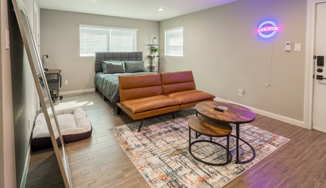 Cozy Downtown, Montrose Studio! Free parking !
