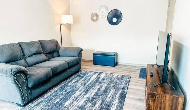 Cozy Escape - Newly Renovated 10 min to Beach