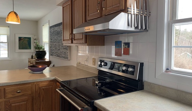 Cozy hilltop cottage w free EV charger near downtown, Hubbard Park & ski resorts