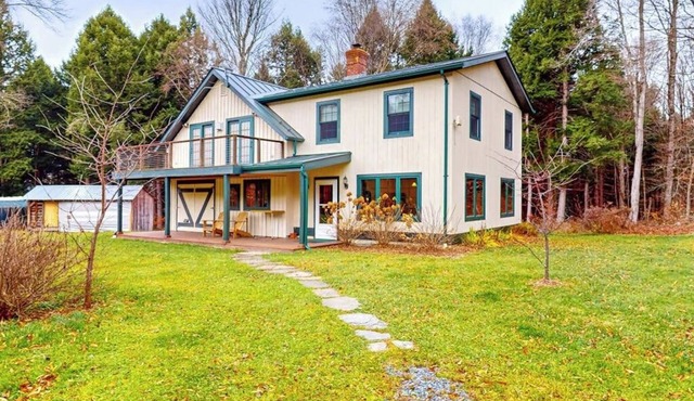 Cozy house in the woods, riverfront, trail, fireplace, wifi, w/d, bbq, balcony