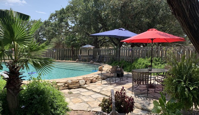 Cozy Lake Cabin ; private Hot Tub , pool & kayaks possibly shared. We