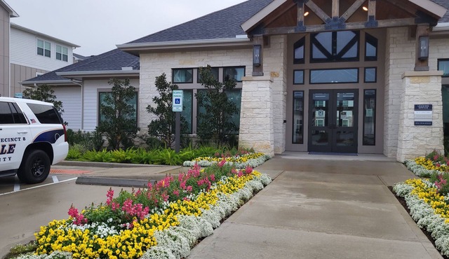 Cozy long-term stay king bed in Friendswood TX, close to Houston and Clear Lake.