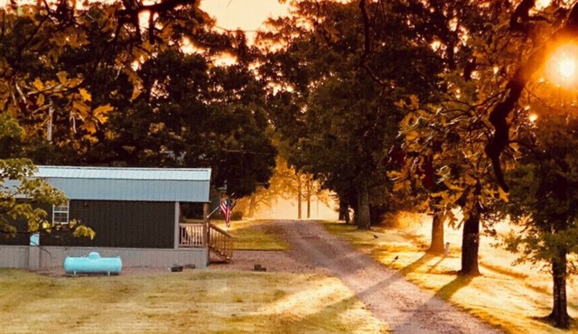 COZY & RUSTIC Tiny Cabin, WiFi, Outside fire pit, quiet and peaceful area