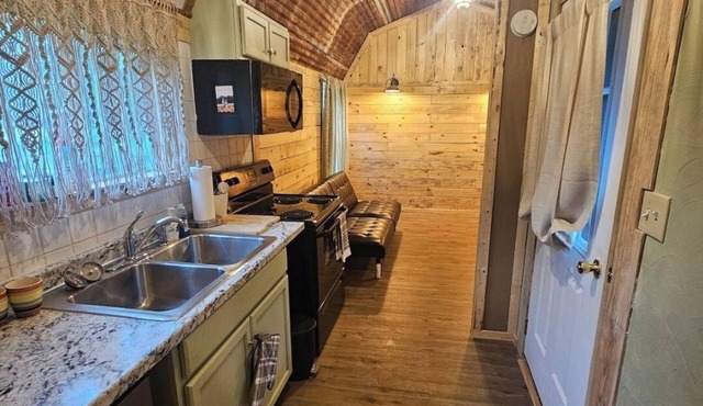 Cozy rustic tiny home! Just off of interstate 30, it's 5 minutes from Texarkana.