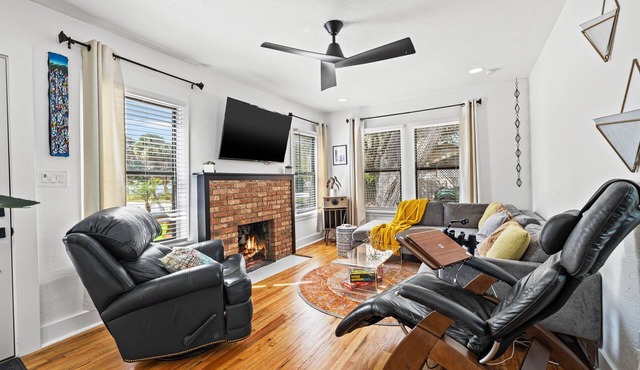 Cozy Spa Home blocks away from Bayshore, Dining, in a beatiful nieghborhood.