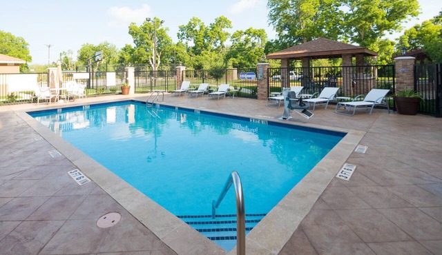 Cozy Studio. Free Breakfast Buffet. Outdoor Pool.
