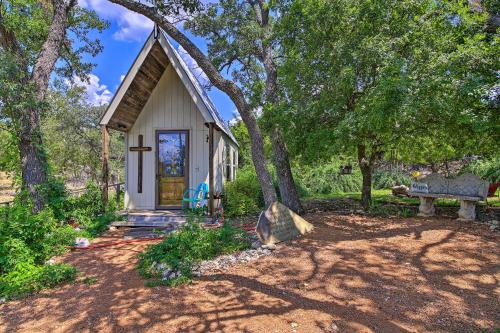 Cozy Texas Retreat w/Patio, Grill & Fire Pit!