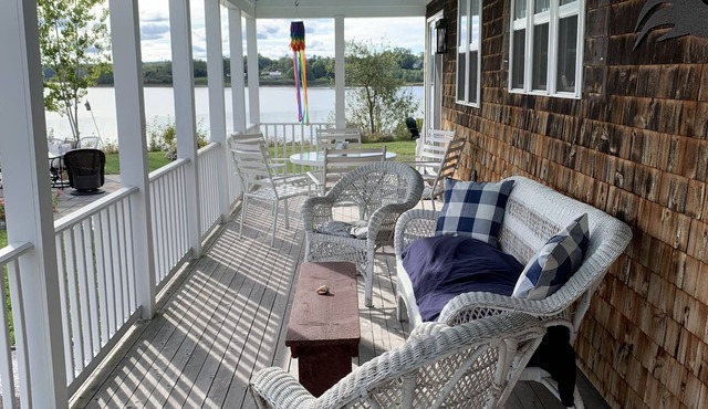 Cozy Waterfront Bay Cottage