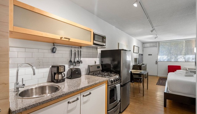 (CPG) Serviced Studio w/Full Kitchen in Quiet Neighborhood