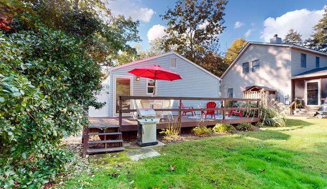 Delightfully sun-soaked clubhouse retreat with pool, tennis, patio, AC, & W/D