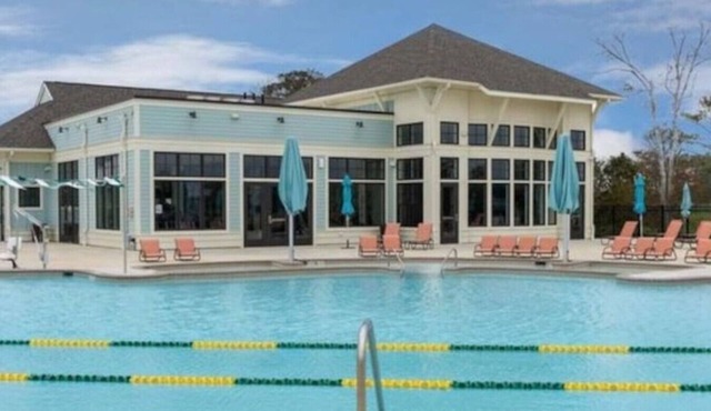 Dog friendly| community pool | gym| kayak| bayside
