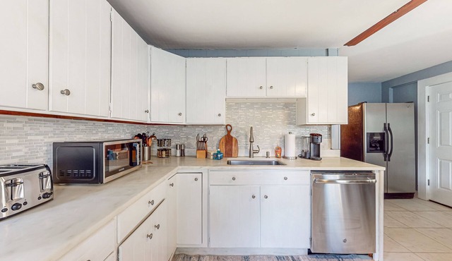 Dog-friendly duplex near Pico & Killington with firepit, back porch, streaming