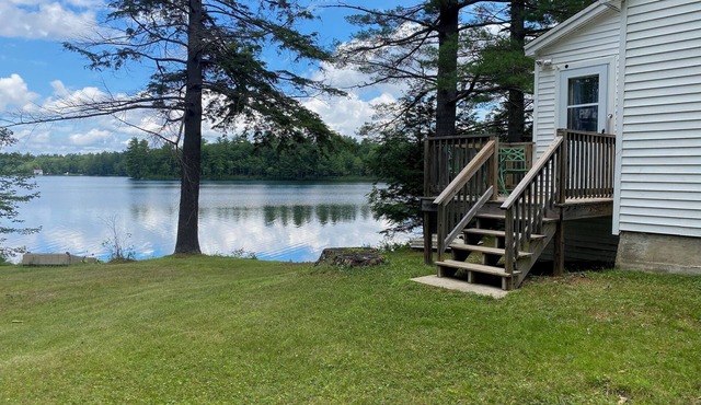 Dog-friendly Maine 1 BR lakeside cottage with WiFi, laundry, and full kitchen.