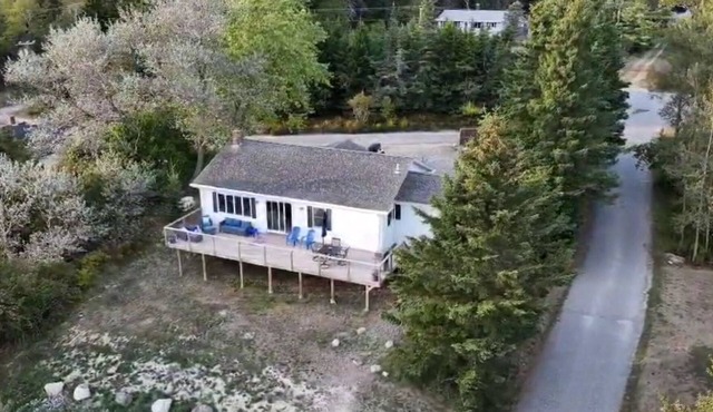 Duck Cove Cottage overlooking beautiful Blue Hill Bay