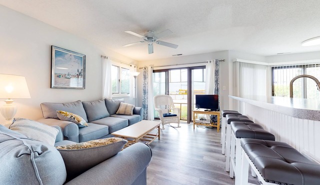 East of the Sun condo w/central AC, W/D, & shared pool - under 1 mile to beach