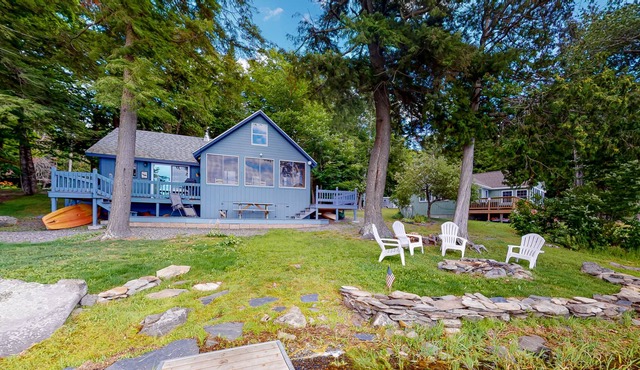 Enchanting lakeside cottage with dock, kayaks, firepit, fast WiFi & washer/dryer