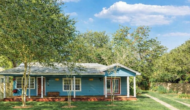 Entire Home in League City near NASA & Kemah, Fire Pit, Large Yard, KAYAKS!