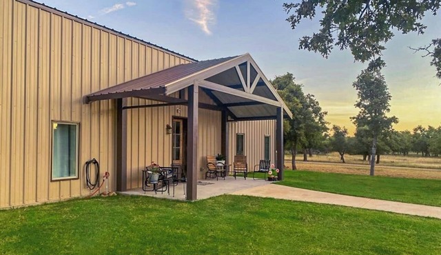 Expansive getaway near downtown with fast WiFi, Wii, grill