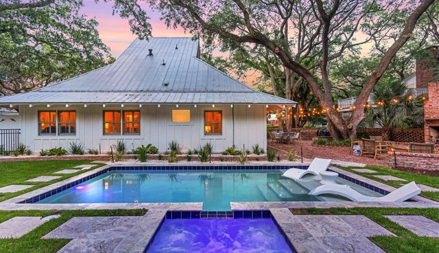 FAB East Beach Cottage, Pets, Pool & Spa; 30 Sec to the BEACH! 6 seat golf cart!