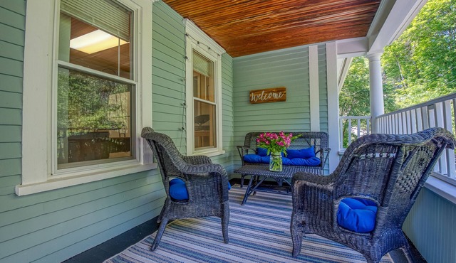 Fairbanks Retreat - Cozy 2 bedroom 2nd floor apartment