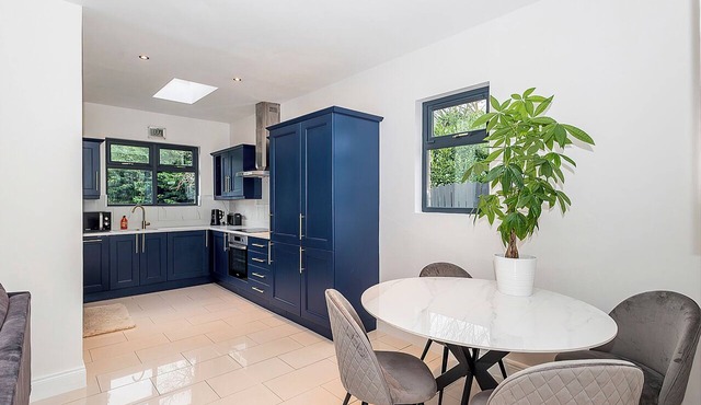 Family-friendly house with 3 bedrooms, driveway and garden!