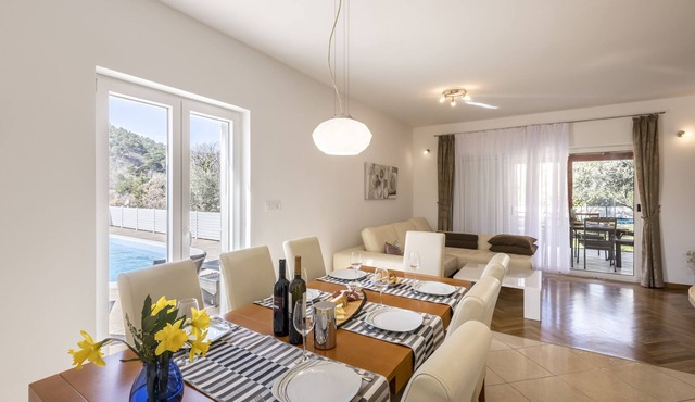 Family house -Villa with heated pool and big garden