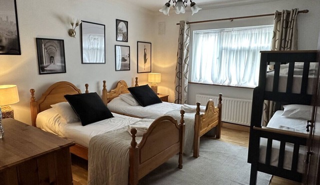 Family room (en-suite) in a cozy Guest House, beside pretty Malahide Village, Castle and near Dublin Airport