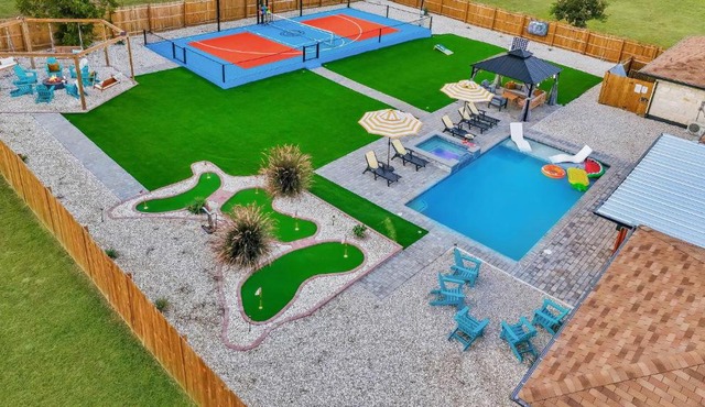 FamilyFunPoolPickleballGolfSleeps205Min2Main