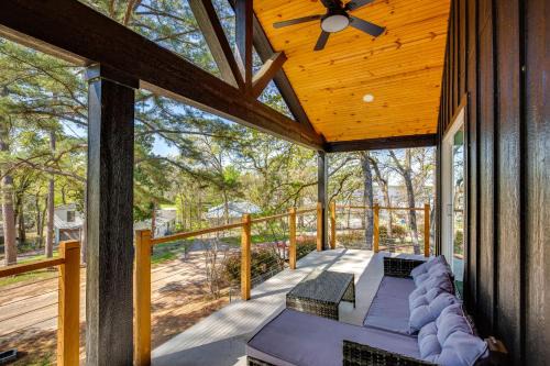 Fire Pit + Grill: Lakeside Gun Barrel City Home!