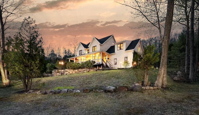 Forest Ledge | 5550ft² | Game Room | HotTub | View