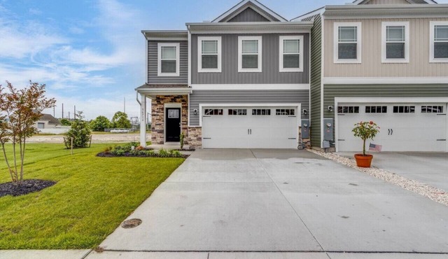 Free Beach shuttle - 3BR - Pets welcome -fenced yard - no amenity fees
