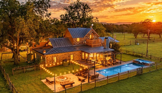 Grand Oaks Ranch · Pool·Spa · Game Barn · Animals