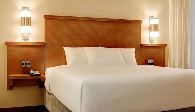 Great Relaxing Overnight Stay! Spacious Unit. Minutes Away Gas South Arena!