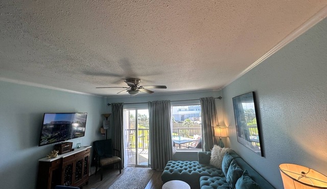 gulf view! view. Beach. Heated pool, 2hot tubs, 3 elevators, Lrg. balcony.