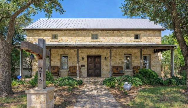 Harvest Haus:A Spacious Luxury Downtown Retreat -Ideal for Gatherings! Sleeps 20