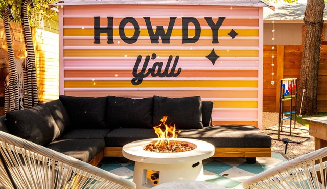 Heated Pool-Sleeps 10-Fire Pit- 2miles Downtown!