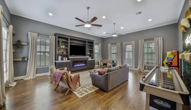 Heated Private Pool, Game Room, 3100 sqft Heights House, 3 suites, 25 Min to NRG