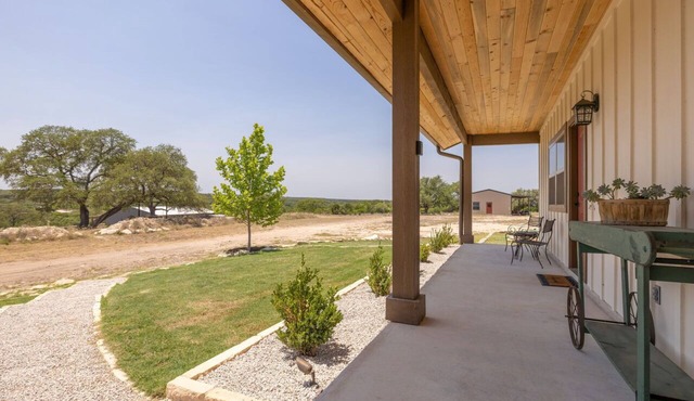 Hill Country Escape-Sleeps 12~ 15 Acres Of Privacy, Spectacular Views