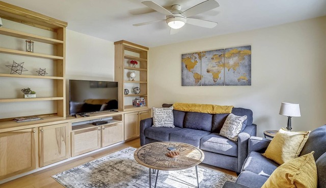 Hillcrest #1: 2 br w/community summer pool!