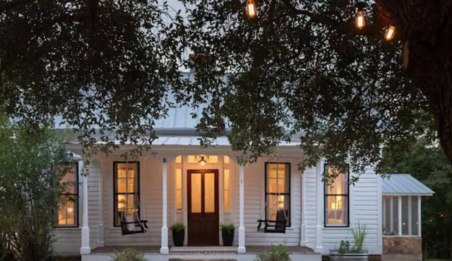 Historic lodging on the banks of the Llano River and One Block to Main Street