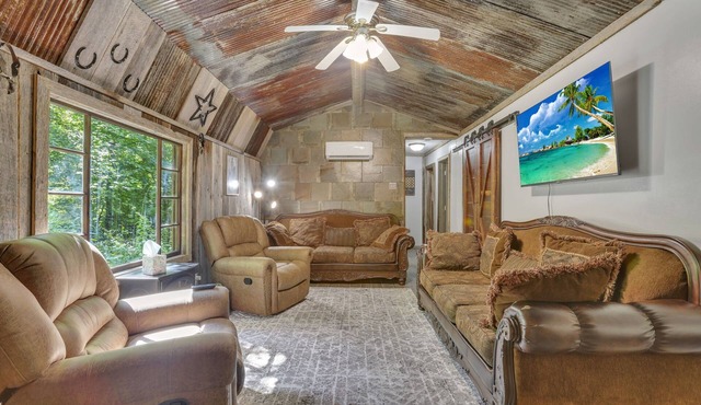 Hocking Hills/Romantic Rustic Cabin Hot tub on screened porch