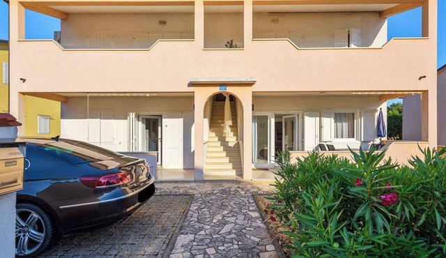 Holiday apartment with air conditioning near the sea