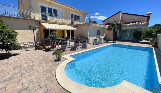 Holiday home with pool for 8 people